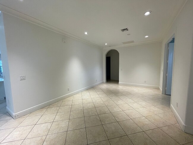 Building Photo - ANNUAL RENTAL - 3 BEDROOM + DEN/ 3 BATH SP...