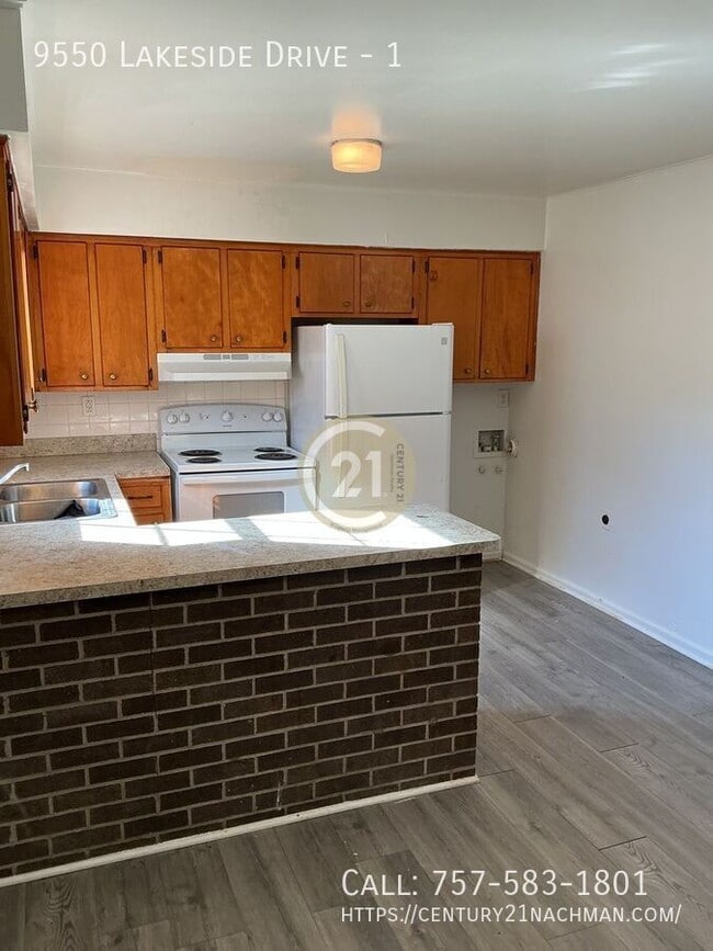 Building Photo - 9550 Lakeside Dr