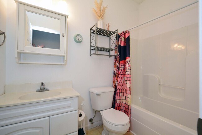 Building Photo - Spacious 4-Bed 3-Bath Home Available Now in NE Minneapolis!