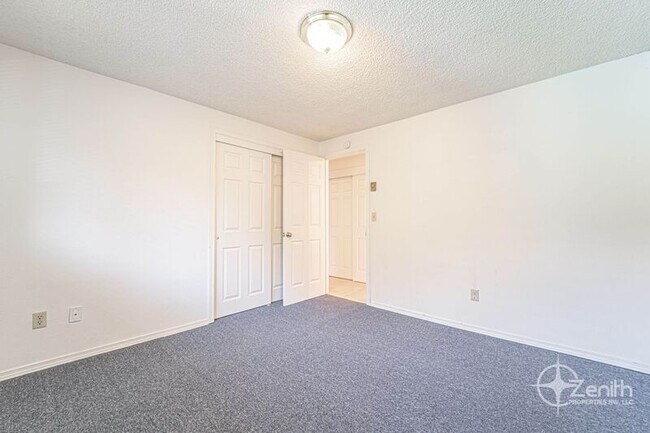 Building Photo - 3210 NE 44th St