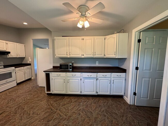 Building Photo - 3 Bedroom house