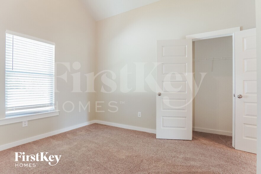 Building Photo - 350 S Pine Dr