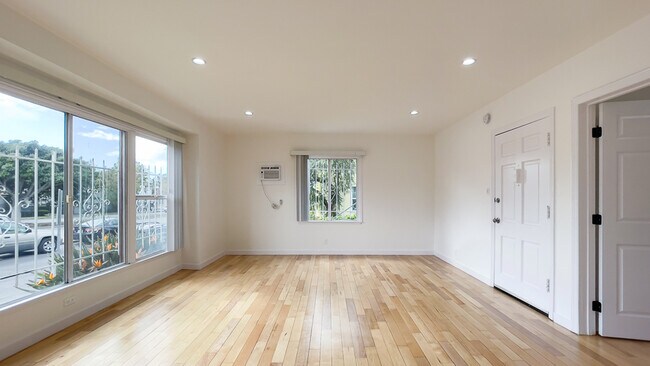 Building Photo - 5701 S San Vicente Blvd