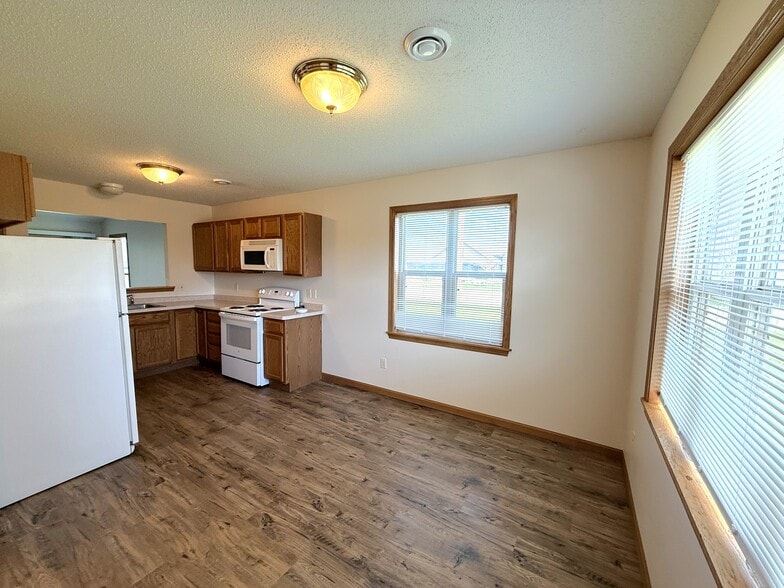 Building Photo - 1915 W 6th St