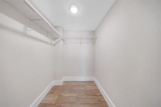 Building Photo - 800 E Cypress Ln