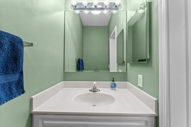 Building Photo - Welcome home to this well-maintained 4-bedroom, 2.5-bath home that offers space to grow!