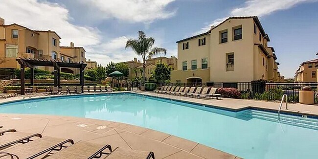 Building Photo - Available NOW***Charming 3-Level Townhome ...