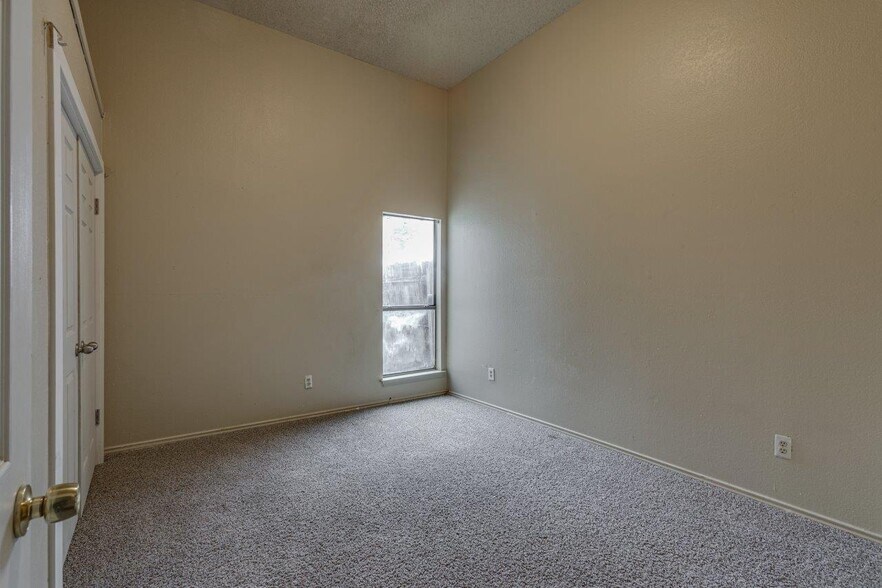 Building Photo - 10611 Woodleaf Dr