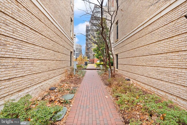 Building Photo - 1508 16th Ct N