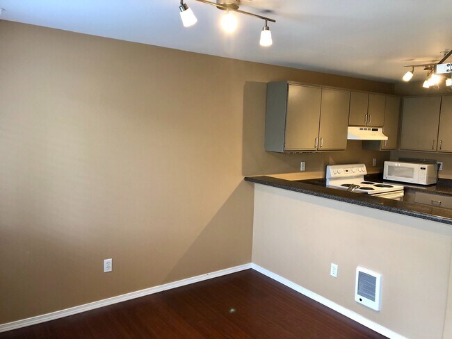 Building Photo - 1 Bedroom Near Lake Washington With Pool!