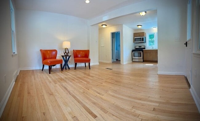 Building Photo - Updated, spacious 1 bedroom 1 bath located...