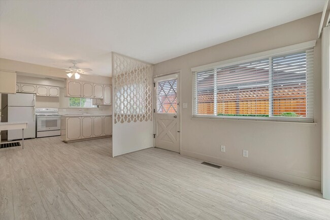 Building Photo - Duplex with 1.5 Bath and One Car Garage