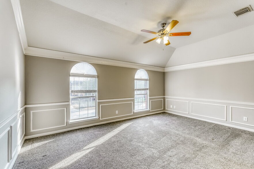 Building Photo - 519 Holly Crest Dr