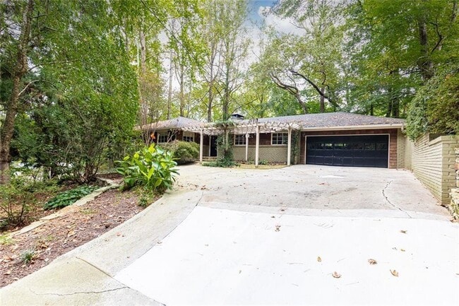 Building Photo - 3943 Lake Forrest Dr NE