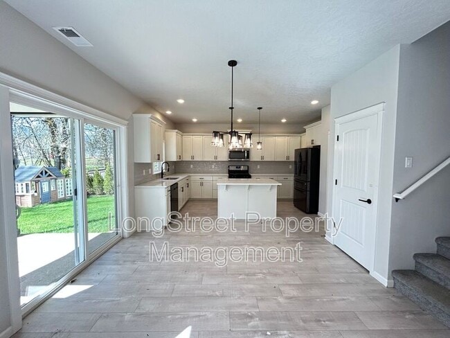 Building Photo - 7237 SE Berg Dr