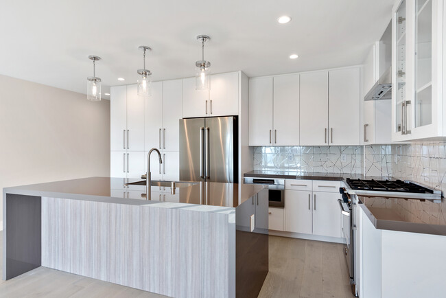 Building Photo - Thalia Beach Apartments