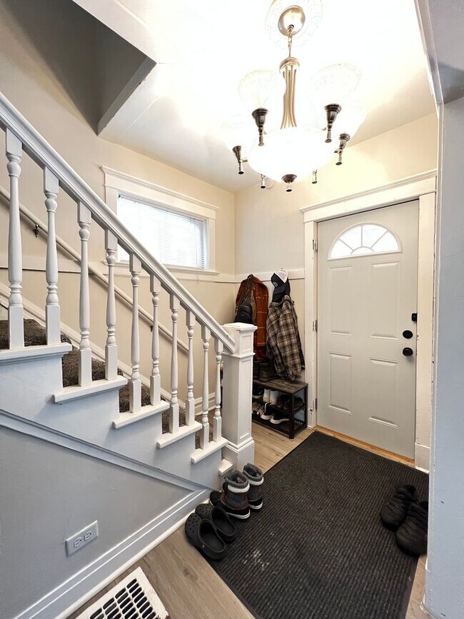 Building Photo - AVAILABLE JUNE 2026 - Renovated 3 Bed 1 Bath Home in East Duluth