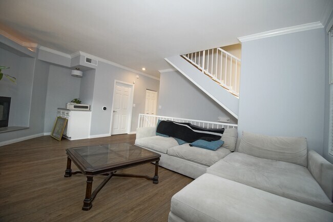 Building Photo - 10929 Landale St