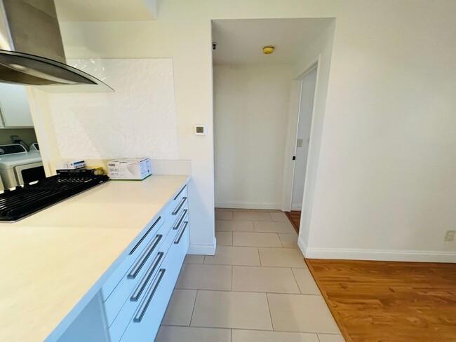 Building Photo - 2-bedroom, 2-bathroom condo located in a h...