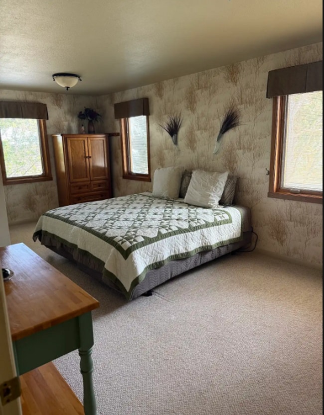 Building Photo - Beautiful 3 Bed, 2 Bath Stand-Alone Home | Furnished or Unfurnished Options