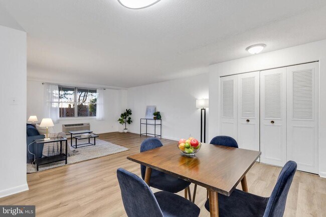 Building Photo - 2030 N Adams St