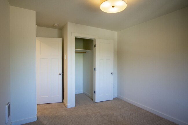 Building Photo - Stylish 2Bdr w/Stainless Appl, W&D, Private Balcony