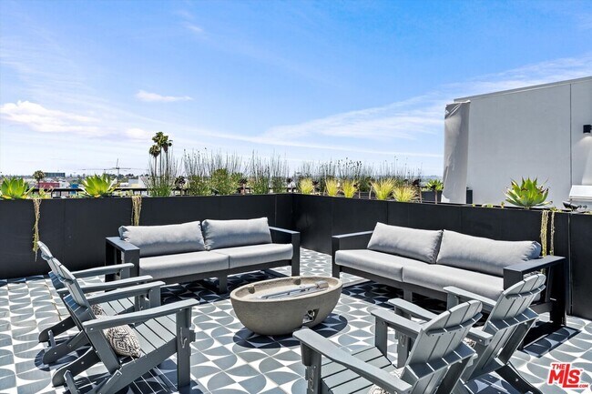 Building Photo - 904 S New Hampshire Ave