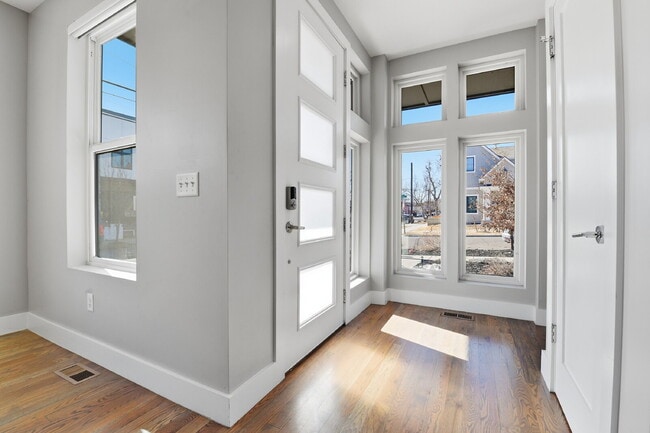 Building Photo - $5,640.95, $300 off the first month's rent, 4 Beds - 5 Bath, Townhouse in Denver with Office!