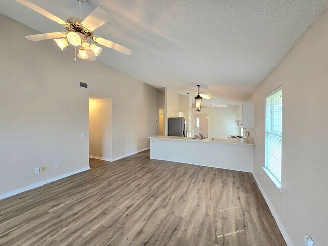 Building Photo - 3324 Village Green Dr