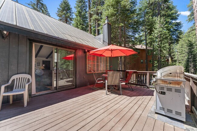 Building Photo - New to the Rental Market! FURNISHED Custom 3 Bdrm Hm w/Garage