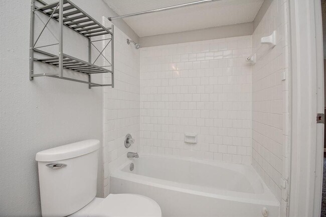 Building Photo - 10855 Meadowglen Ln