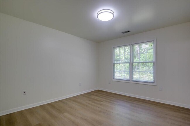 Building Photo - 721 Whitehead Rd