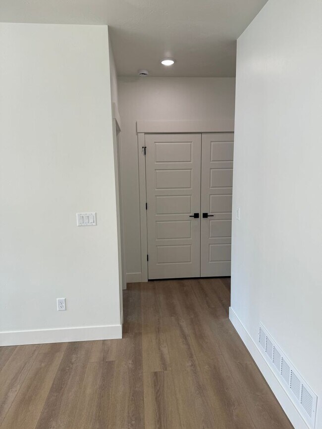 Building Photo - TWIN HOME FOR RENT IN SUGAR CITY - 3 BEDROOMS 2 FULL BATHROOMS