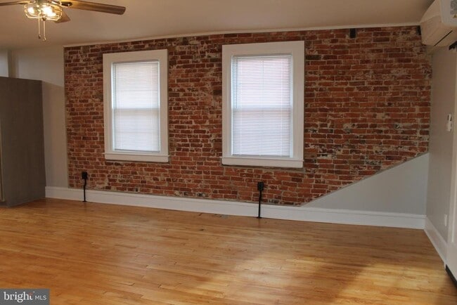 Building Photo - 415 W Broad St