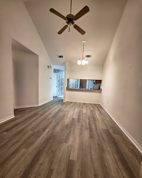 Building Photo - 8 Viking Dr NW