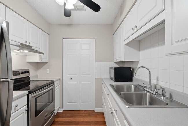 Building Photo - Quiet neighborhood, Centrally located, 3 bedroom 2 bath home in NW