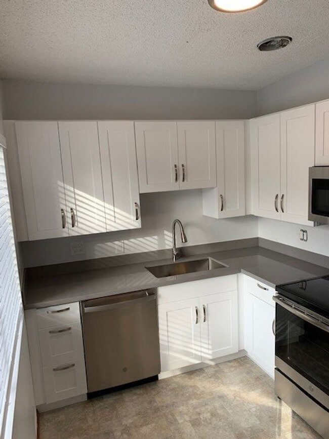 Building Photo - Newly Updated Bellevue/Interlake Rambler Home!