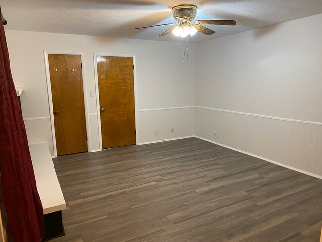 Building Photo - 4305 E Maple Manor Pkwy