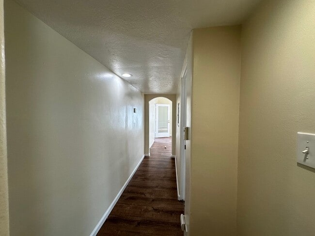 Building Photo - Beautifully Remodeled 2 Bed 1 Bath House