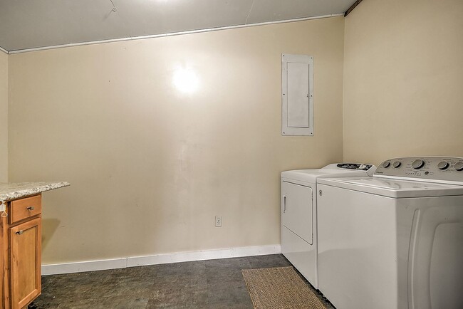 Building Photo - 1808 Sherwood Pl