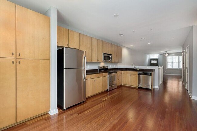 Building Photo - 2 Bed 2 Bath Lockerbie Townhome Steps From...