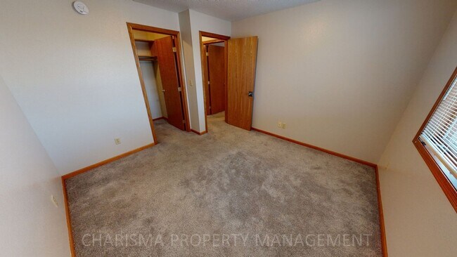 Building Photo - 3 BEDROOM, 2 BATH WALK IN TOWNHOME, ATTACH...