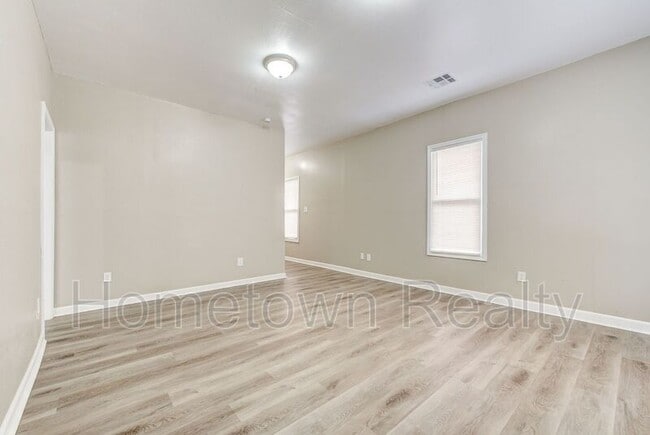 Building Photo - 2105 N Lottie Ave