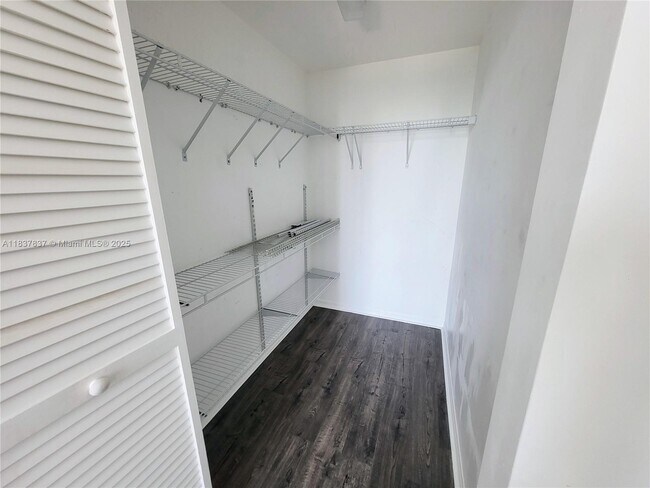 Building Photo - 950 Brickell Bay Dr