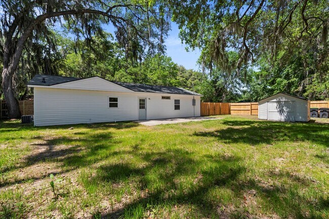 Building Photo - 4 Bedroom Coastal Cottage