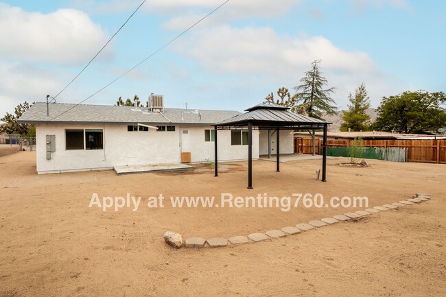 Building Photo - Updated 3 Bed 2 Bath Home Centrally Located!!