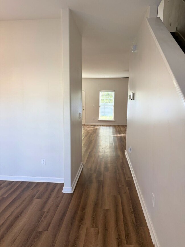 Building Photo - Spacious 5-bedroom, 3-bath home featuring two additional flex rooms!