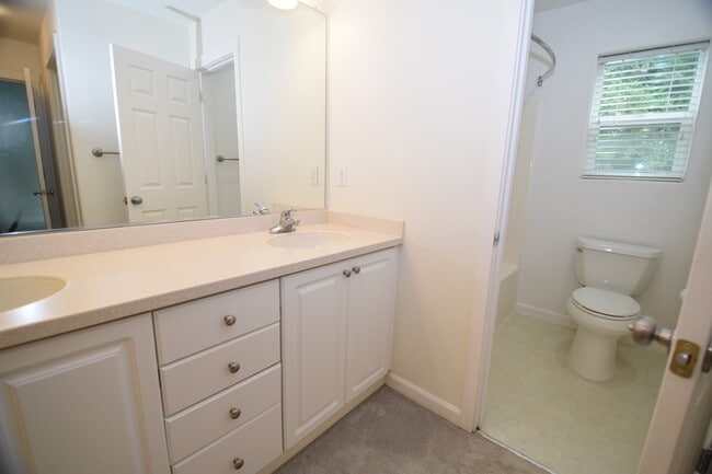 Building Photo - 432 NE 57th Ave