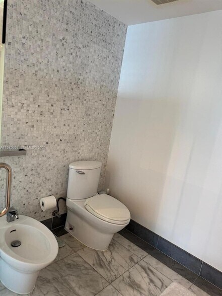 Building Photo - 200 Biscayne Blvd Way