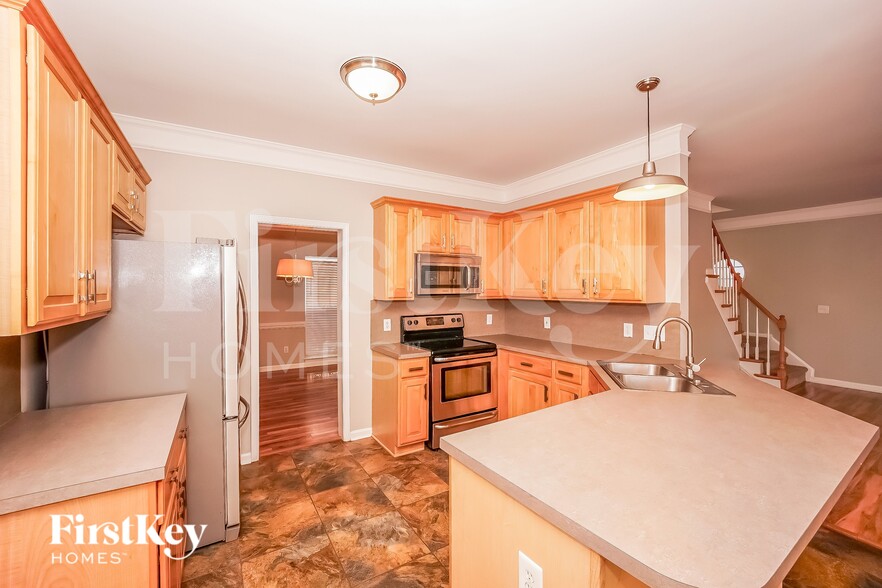 Building Photo - 7549 Sedgebrook Dr E